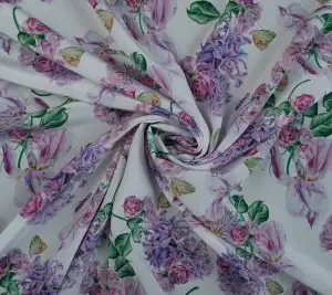 Krepa jedwabna - fioletowe kwiaty na białym tle