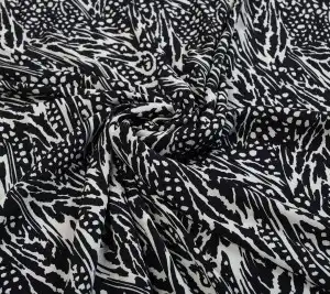Wiskoza krepowa - czarno-biały wzór zwierzęcy 