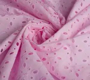 Tkanina bawełniana haftowana ażurowa - jasno różowa