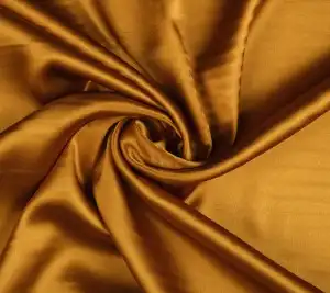 Jedwabna satyna w kolorze złotego miodu 