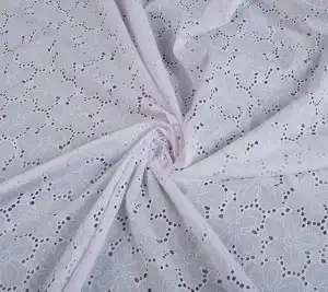 Włoska bawełna ażurowa haft angielski w kwiaty – biała Resztka 45 cm x 145 cm