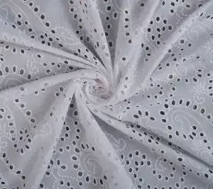 Włoska bawełna ażurowa z haftem angielskim – białe ornamenty 