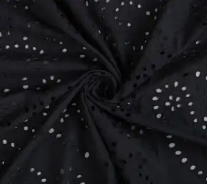 Włoska bawełna ażurowa z haftem angielskim – czarne ornamenty 