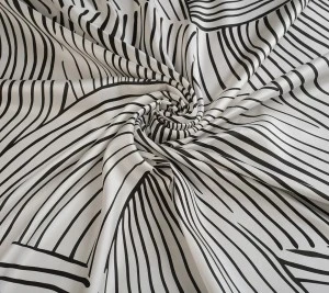 Jedwab twill paski na bieli - resztka 57 cm x 140 cm