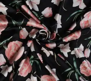 Satyna jedwabna z elastanem – duże kwiaty na czerni 