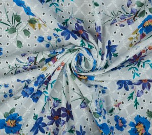 Włoska bawełna ażurowa z haftem angielskim – błękitne kwiaty