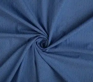 Bawełna koszulowa niebieska – paseczki i żakardowe detale 