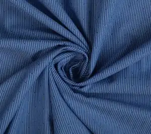 Bawełna koszulowa niebieska – paseczki i żakardowe detale 