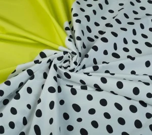 Popelina bawełniana z elastanem – nieregularne groszki z limonkowym borderem  