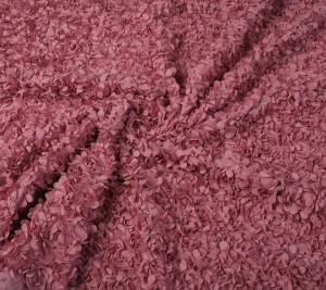 Tkanina 3D płatki róż na tiulowej siatce – różowa 