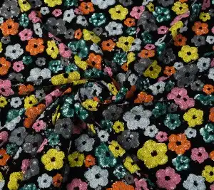 Cekiny na tiulu – kwiaty na czerni