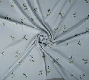 Satyna jedwabna elastyczna resztka 2,65 m – konwalie na stalowym błękicie 