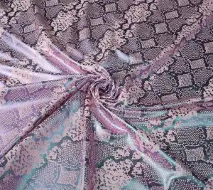 Elastyczna tkanina różowa z połyskującym wzorem węża 
