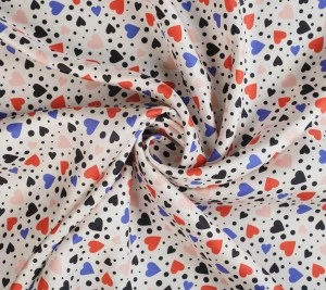 Jedwabny twill - serduszki Resztka 23 cm x 140 cm