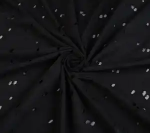 Włoska bawełna ażurowa z haftem angielskim – black flowers Resztka 71 cm x 140 cm