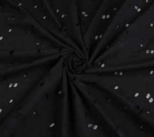 Włoska bawełna ażurowa z haftem angielskim – black flowers Resztka 71 cm x 140 cm