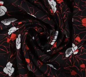 Satyna jedwabna - róże na czerni Resztka 110 cm x 140 cm 