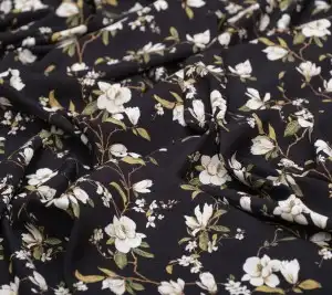 Jedwabna satyna z elastanem druk na matowej stronie– kwiaty na czarnym tle