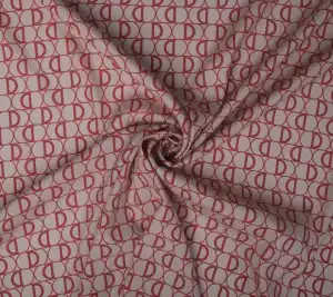 Satyna jedwabna z elastanem w stylu Dior – sygnatury na kremowym tle Resztka 28 cm x 140 cm