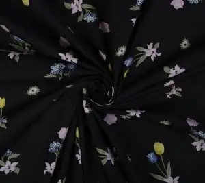 Bawełna popelina - kwiaty na czerni Resztka 67 cm x 152 cm 