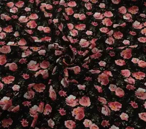 Wiskoza sukienkowa - róże na czarnym tle