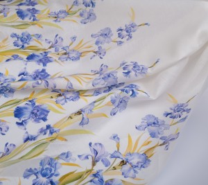 Tkanina lniana sukienkowa – irysy na białym tle