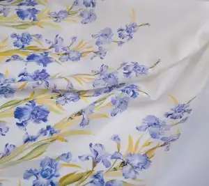 Tkanina lniana sukienkowa – irysy na białym tle