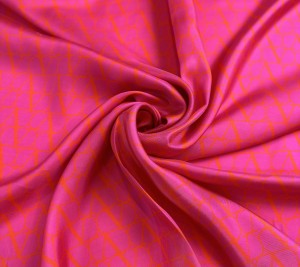 Jedwab twill Valentino - różowe tlo Resztka 55 cm x 140 cm