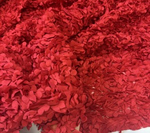 Tkanina 3D płatki róż na tiulowej siatce – czerwona