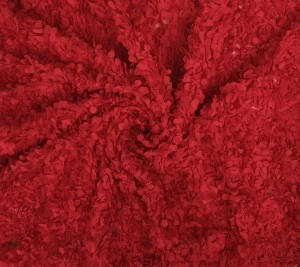 Tkanina 3D płatki róż na tiulowej siatce – czerwona