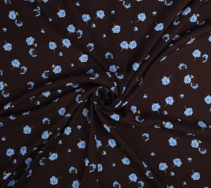 Wiskoza o splocie krepowym - kwiatki na czekoladowym tle
