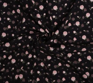Jedwab elastyczny  –  róże na czarnym tle 