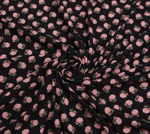 Jedwab elastyczny  – gęste kwiaty na czarnym tle 