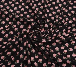 Jedwab elastyczny krepdeszyn  – gęste kwiaty na czarnym tle 