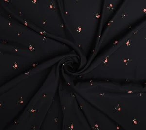 Jedwab elastyczny  – czerwone różyczki na czarnym tle 