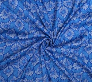 Satyna wiskozowa – kwiatowy wzór w odcieniach błękitu