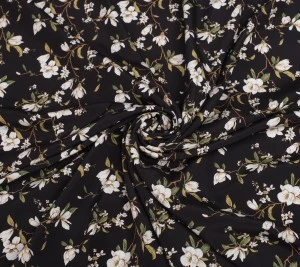 Jedwab elastyczny krepdeszyn  – białe kwiaty na czarnym tle
