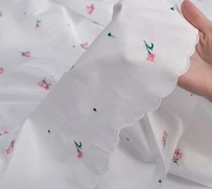 Bawełna haftowana - delikatne kwiaty