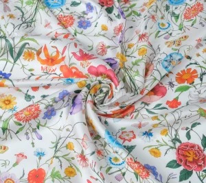 Jedwabny twill – wielobarwne kwiaty na bieli