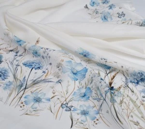 Len sukienkowy – subtelna kompozycja kwiatowa w odcieniach błękitu