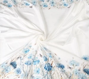 Jedwabny twill – niebieskie kwiaty na bieli
