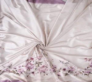 Satyna jedwabna z elastanem – panelowa elegancja z kwiatowym motywem