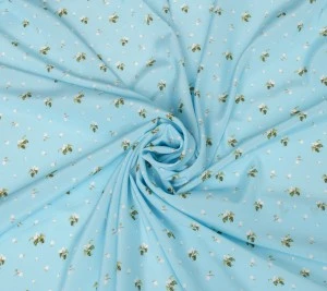 Krepa jedwabna – cienka, błękitna z delikatnym printem