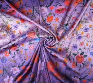 Satyna jedwabna z elastanem – wielobarwny ogród na fiołkowym tle