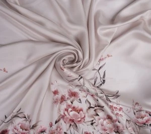 Jedwabny twill – kwiatowy wzór 