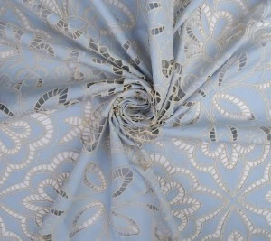Bawełna z haftem ażurowym – błękitna Resztka 50 cm x 150 cm