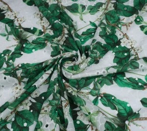 Włoska bawełna ażurowa z haftem kwitnące galązki  Resztka 70 cm x 138 cm