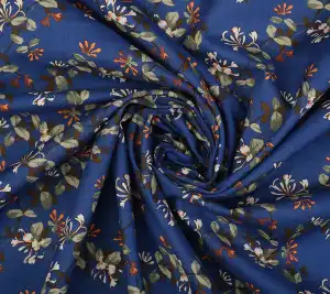 Bawełna - kwiaty na niebieskim tle