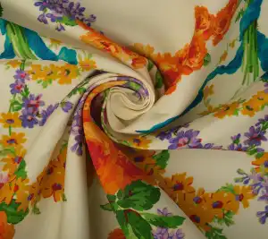 Jedwab markowy GG w kwiaty kostiumowo sukienkowy - resztka 105 cm x 133 cm