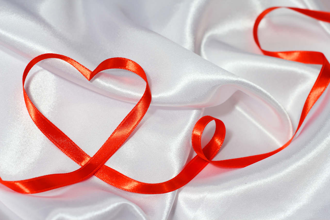 wstążka w kształcie serca na jedwabnej tkaninie - prezent na walentynki